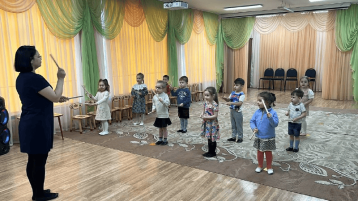 Музыкальное занятие в младшей группе Музыкальное занятие в младшей группе.